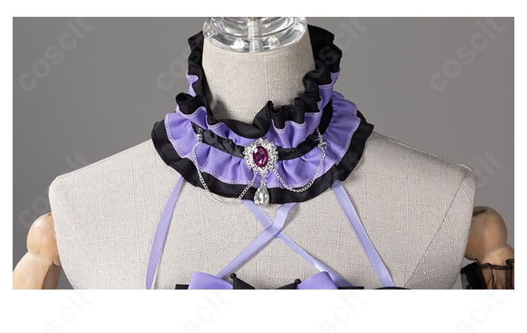 襟周りの装飾アップとレース・モチーフの質感