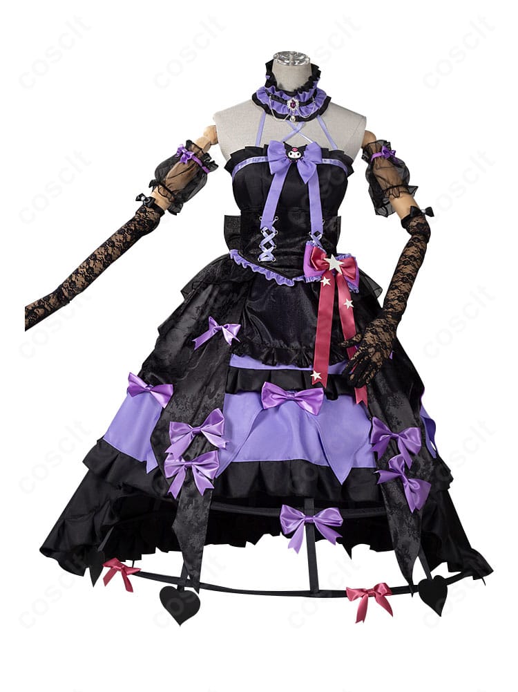 襟元や胸飾りなど装飾ディテールの近接カット