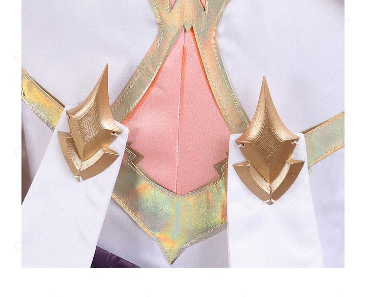 背部装飾のクローズアップ。羽翼風モチーフと接続部の仕上げが見える後ろ姿。