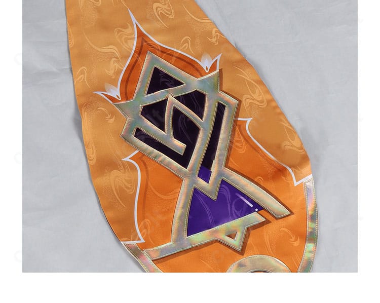 前胸のリボン装飾。中心のモチーフと結びの形が整った端正な印象。