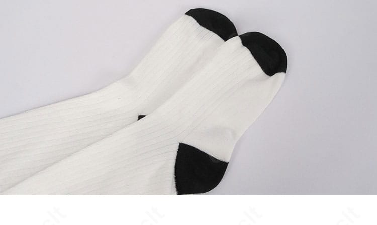 付属の靴下ディテール。ライン配色とリブの締まり具合で統一感を演出。