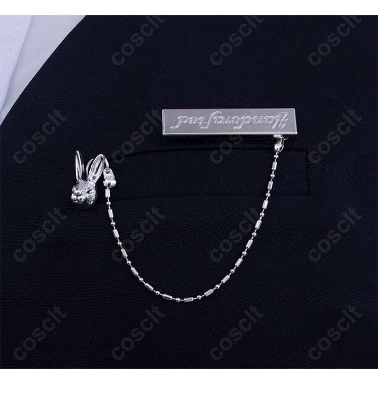 セイヤ うさ耳執事コスプレの胸元ディテール。前立て、装飾、ネクタイ結び目の仕立てを近接で表示。