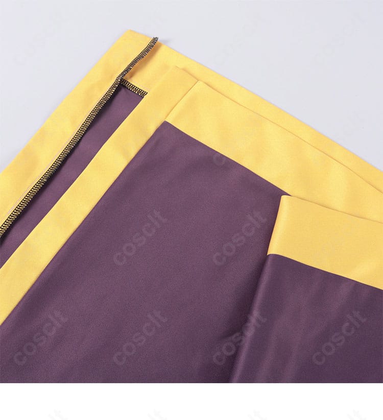 裾(衣裳すそ)装飾のクローズアップ。コントラストの効いたテープで華やかさを演出。