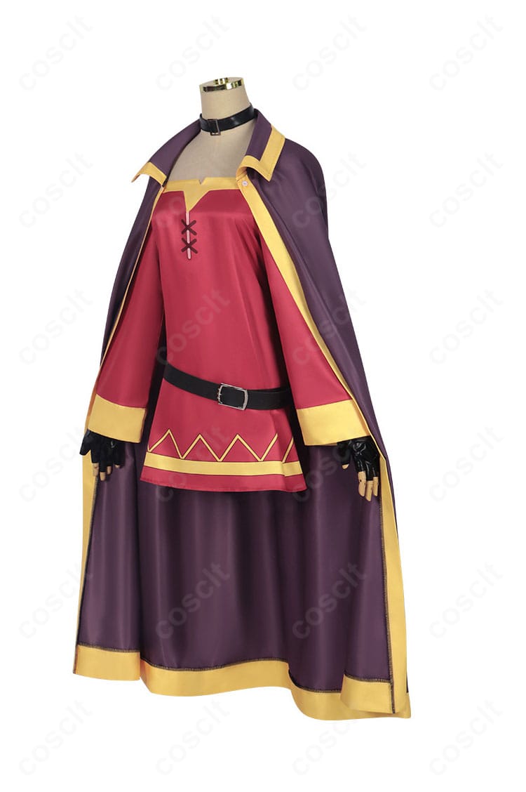 めぐみん衣装の側面シルエット。マントのドレープと動きやすいパターン設計がわかる角度。