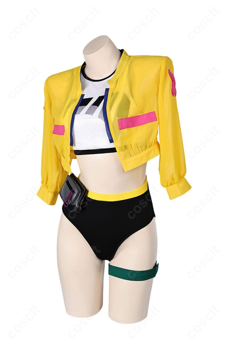 VALORANT キルジョイ 通常衣装コスプレの側面。コートのラインとボトムのシルエット、装飾の配置が確認できます。