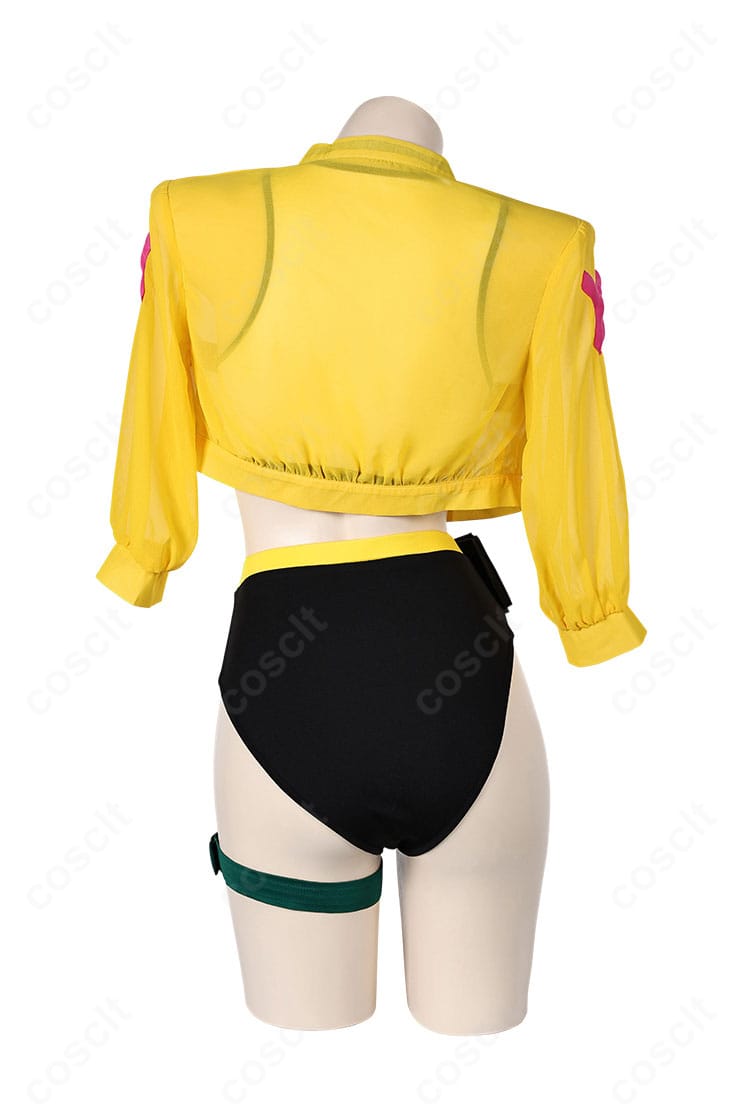 VALORANT キルジョイ 通常衣装コスプレの背面。コートの後ろ姿と裾のバランス、背面ディテールを詳細に表現。