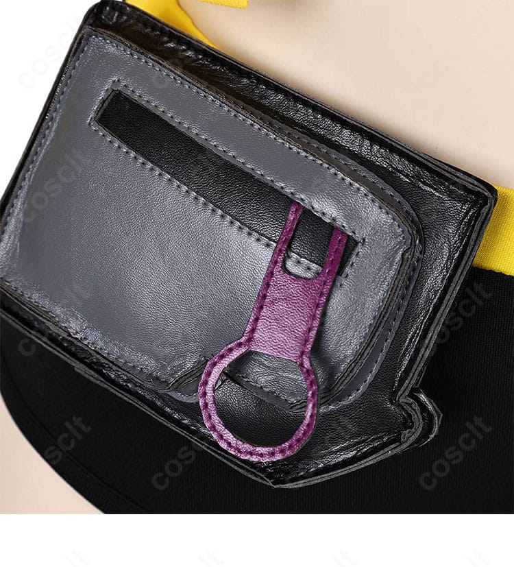 コスプレ衣装のウエストポーチ装飾詳細。実用的かつテック感のあるデザインで世界観を強調。