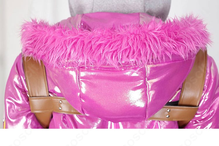 フードの装飾ディテール。モーグリ要素を表現した飾りの形状と縫製が見えるアップ画像。