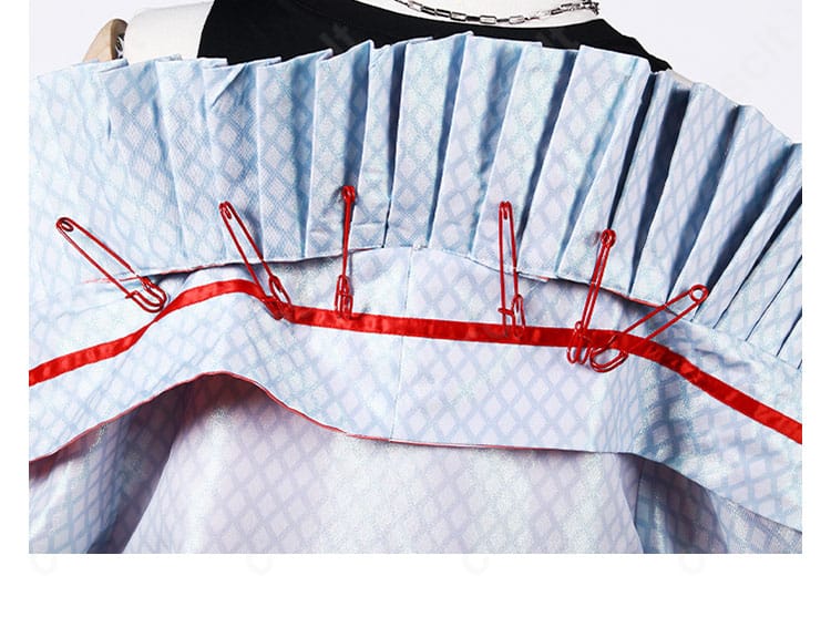 背面装飾の詳細。ストラップやプレートの配置、背中の情報量を示す接写画像。