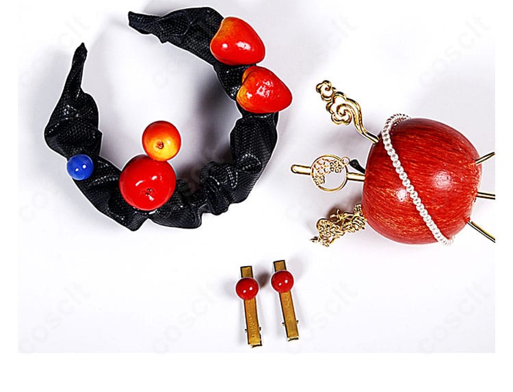 ヘアピンとカチューシャのディテール。髪飾りの形状と光沢、装着イメージがわかるアップ。