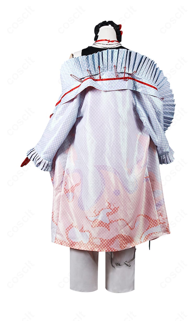 ビアンカ衣装の背面。背中から裾にかけての装飾とコートの落ち感、シルエットを示す画像。