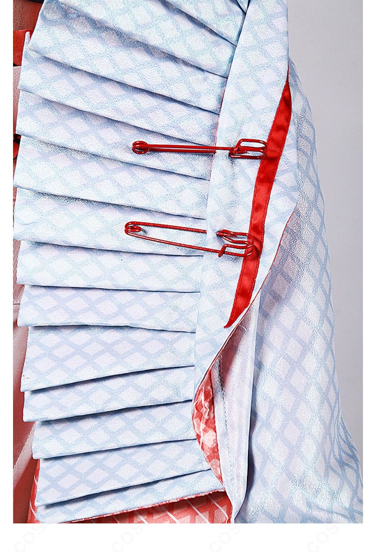 襟部デザインの別アングル。装飾モチーフと立体感、縫製の整いを見せるクローズアップ。