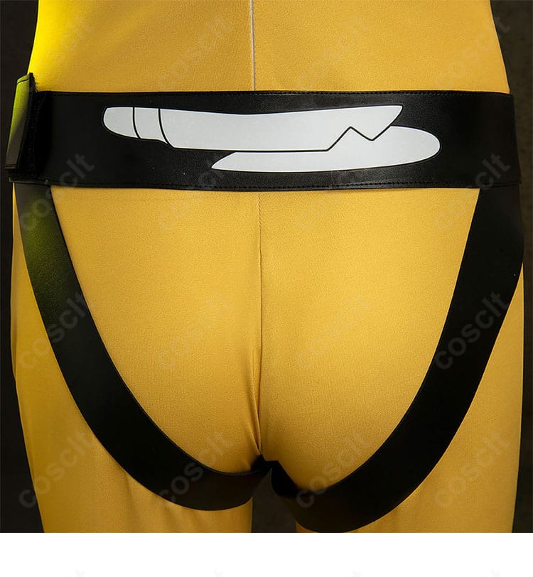 パンツ背面のステッチと装飾。ヒップ〜太もものラインを整える設計を説明。