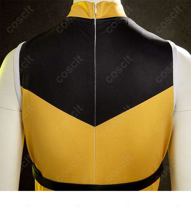 背面装飾のディテール。背側のパーツ配置とカーブラインの再現度を提示。