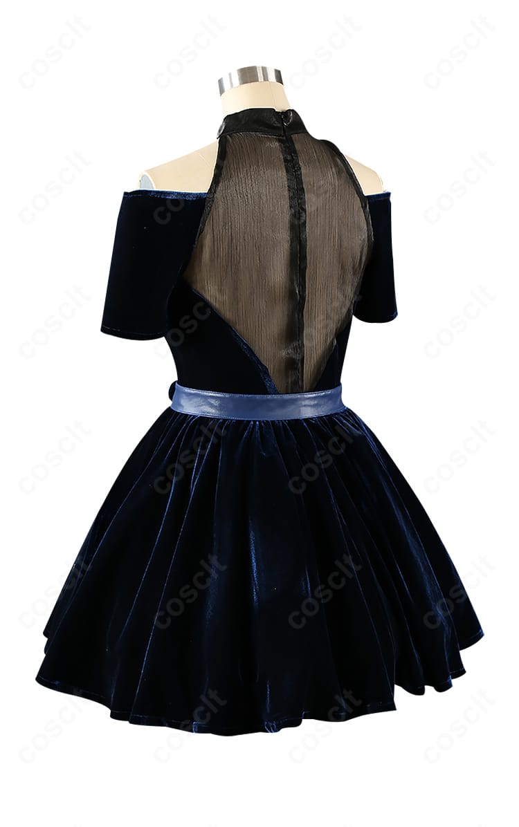 ミジ(MIZI)衣装の背面。開閉部の処理とスカートのドレープを強調。