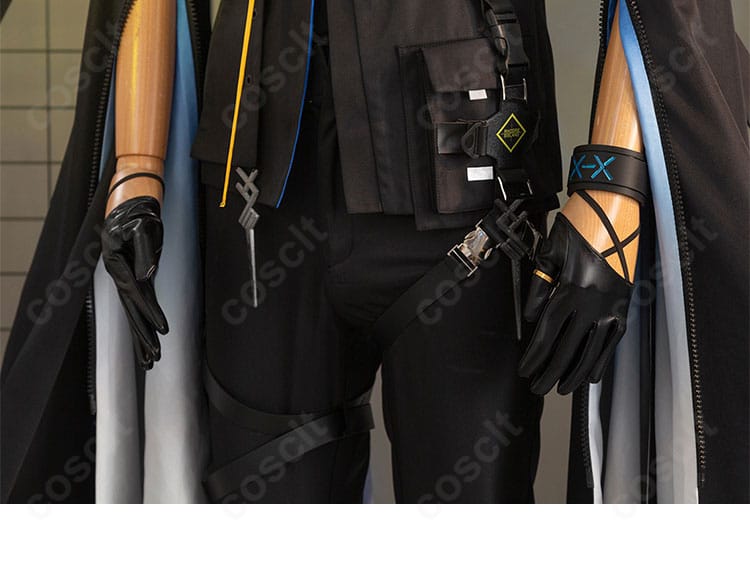 腰周り装飾の詳細。ベルトとアタッチメントの位置関係、ドレープの出方を確認可能。