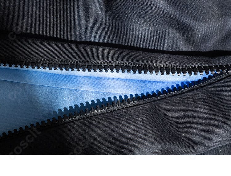 衣装チェーンの近景。メタル調の質感と取り付け位置で立体感を演出。