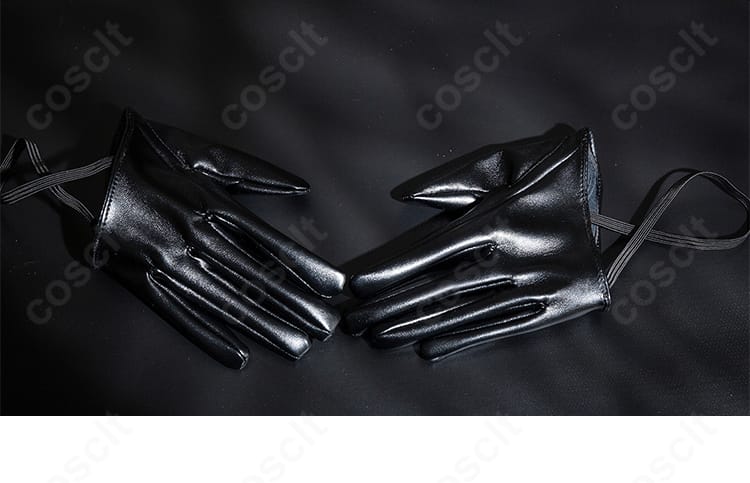 手袋の素材感と装飾。指先の可動性と存在感を両立したディテール。