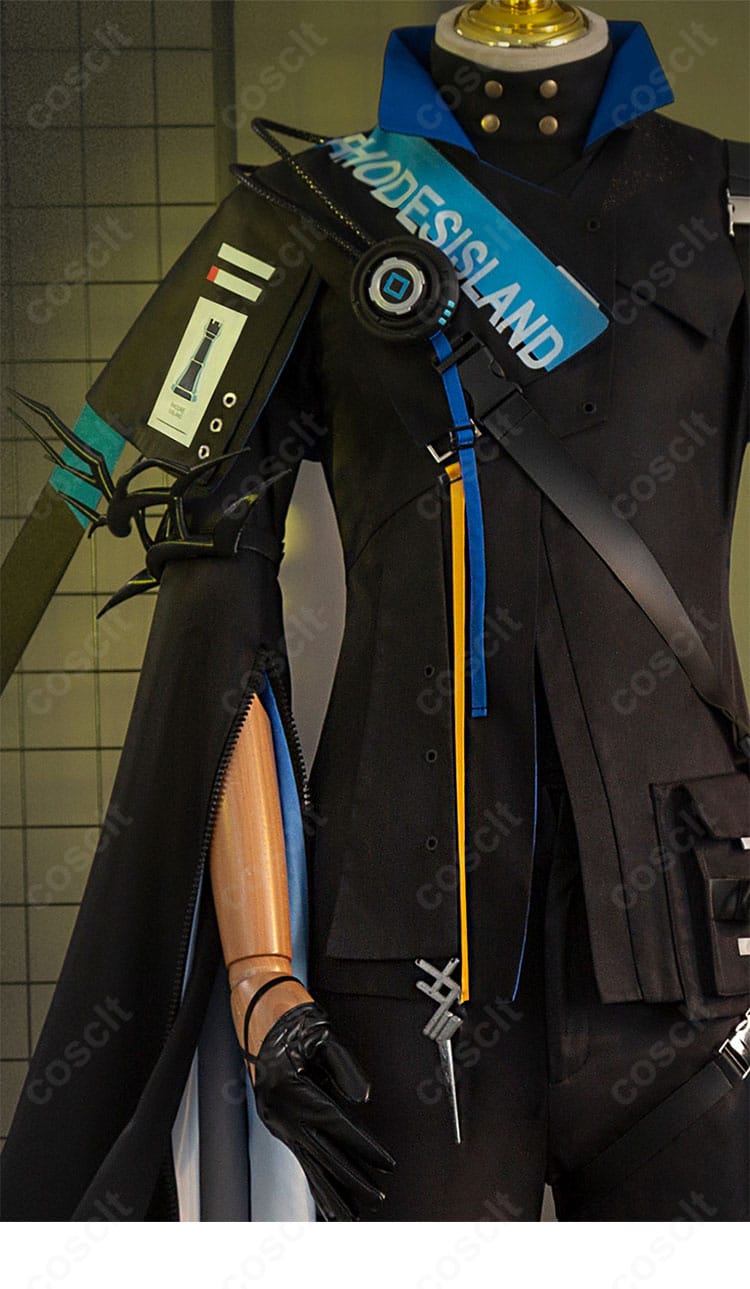 右腕周りの装飾ディテール。ブレスや金具の配置、質感が分かる近接ショット。