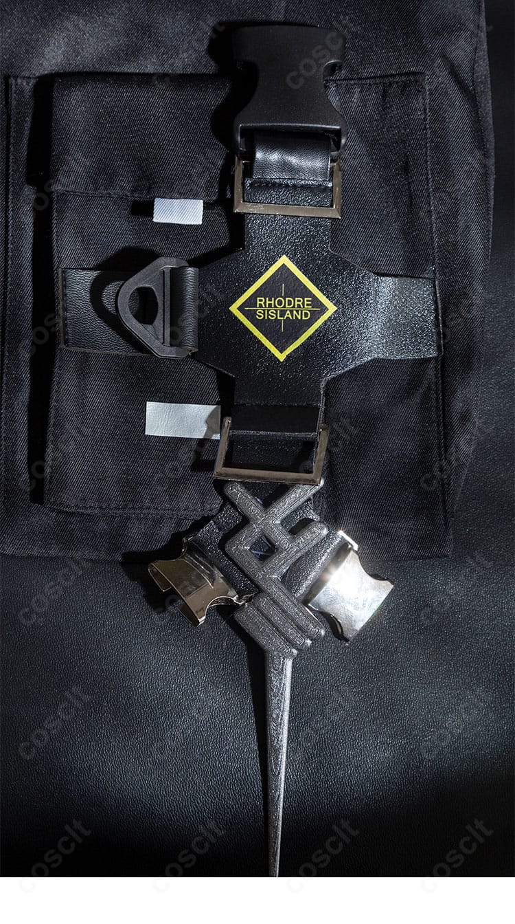 ポケット部分の装飾と切り替え。実用性と意匠性を両立したデザイン。