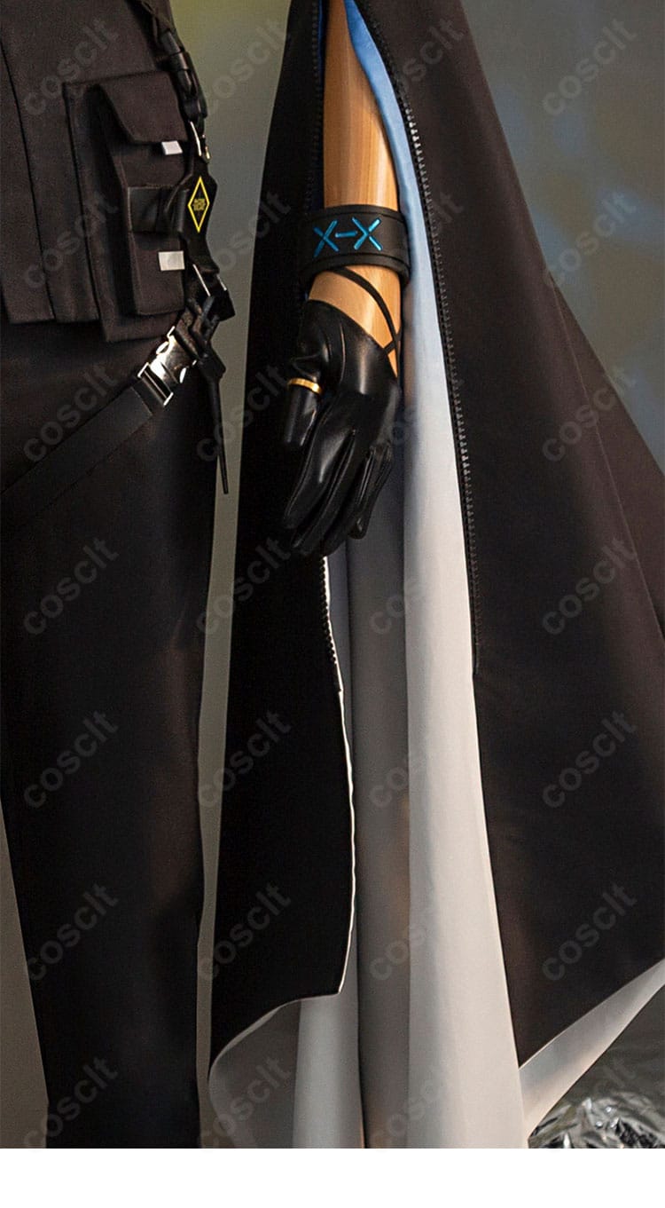 左側装飾のクローズアップ。左右で異なる意匠のバランスと固定方法を確認できる。