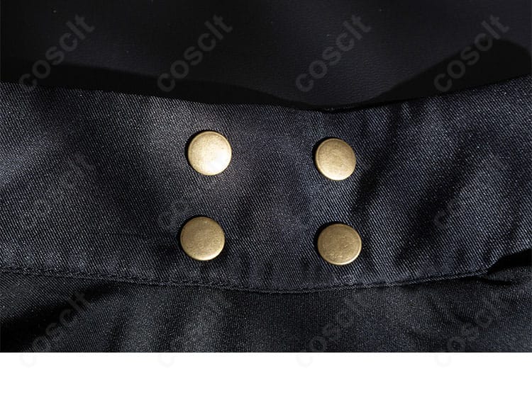 襟元の装飾。留め具とレイヤー構成で首周りの立ち上がりを美しく見せる設計。