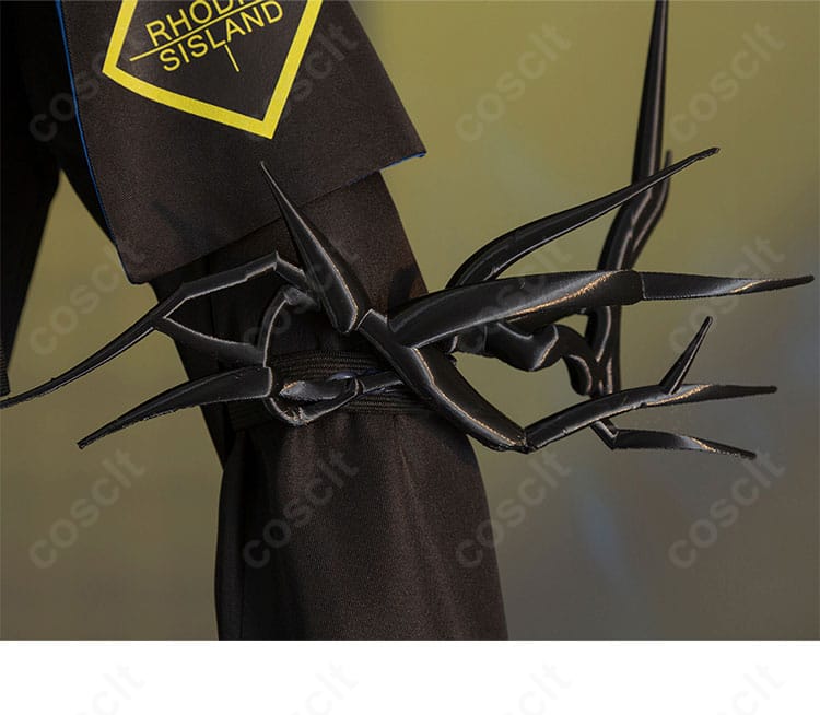 袖口の刺繍と縁取り装飾。ステッチの整いと装飾の精密さが伝わる袖ディテール。