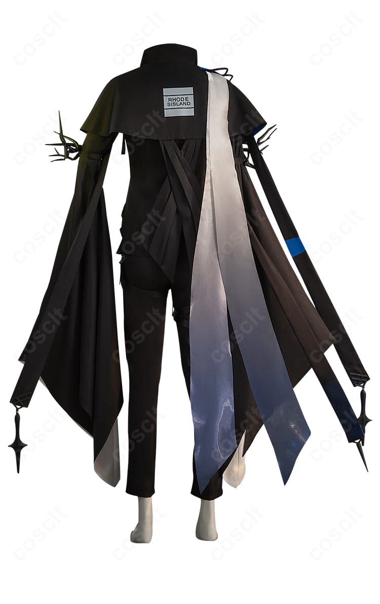 ロゴス衣装の背面。裾の広がりや背面装飾、シームラインまで忠実に再現したディテール。