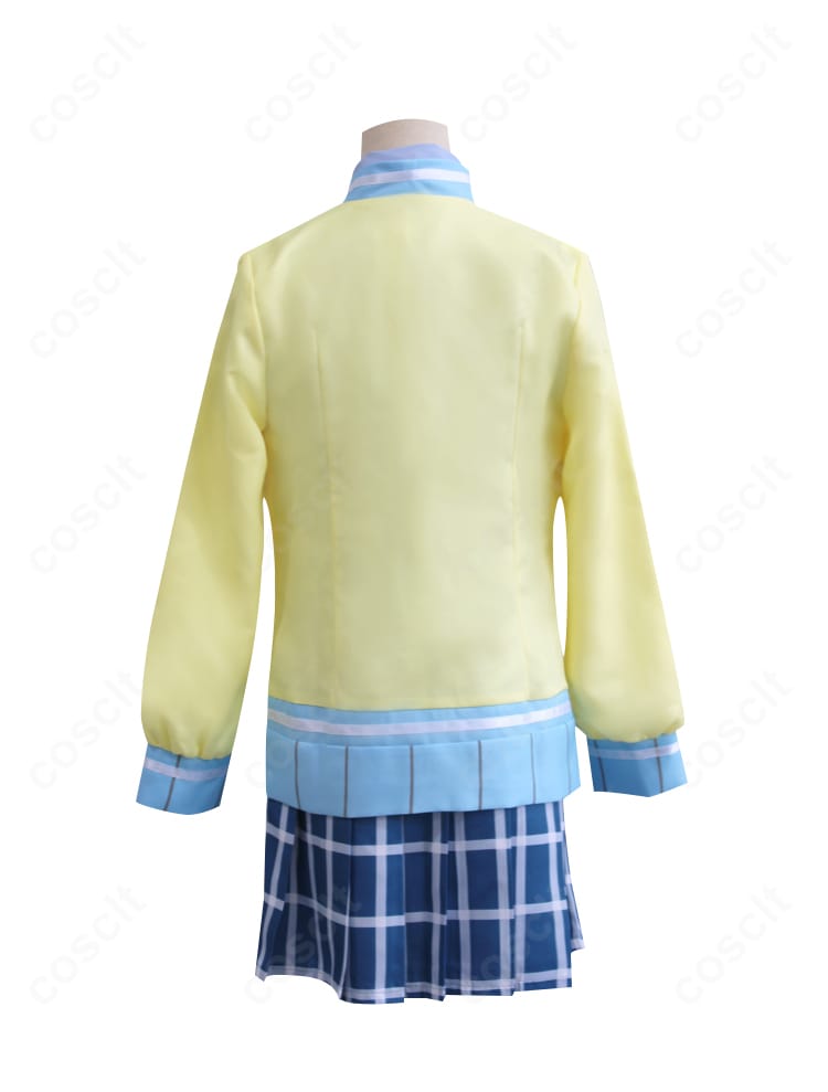 近江彼方 夏制服コスプレの背面。背中の装飾配置と美しいラインを示す全身カット