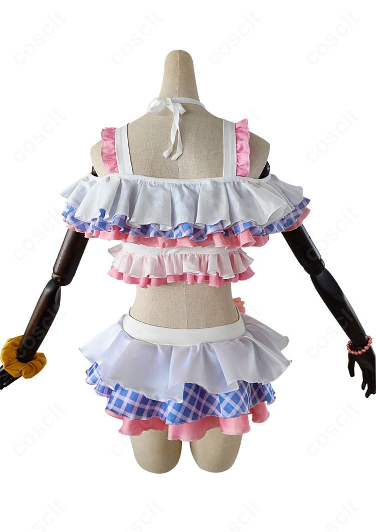 南ことりコスプレ衣装の背面。留め仕様とバックデザインのこだわりで後ろ姿まで綺麗に見える。