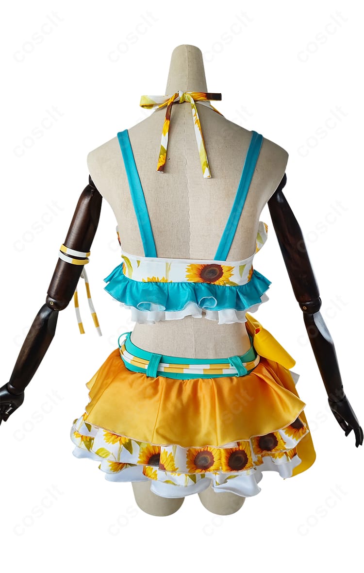 星空凛 μ’s水着ver. コスプレ衣装の背面写真。背中の開き具合やストラップ配置、後ろ姿のシルエットを詳細に表示。