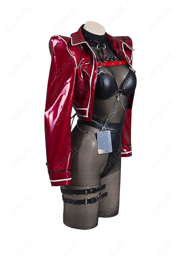 ボリューム コスプレ衣装の側面。コートの落ち感とウエスト位置、脚線を美しく見せるシルエットを確認。