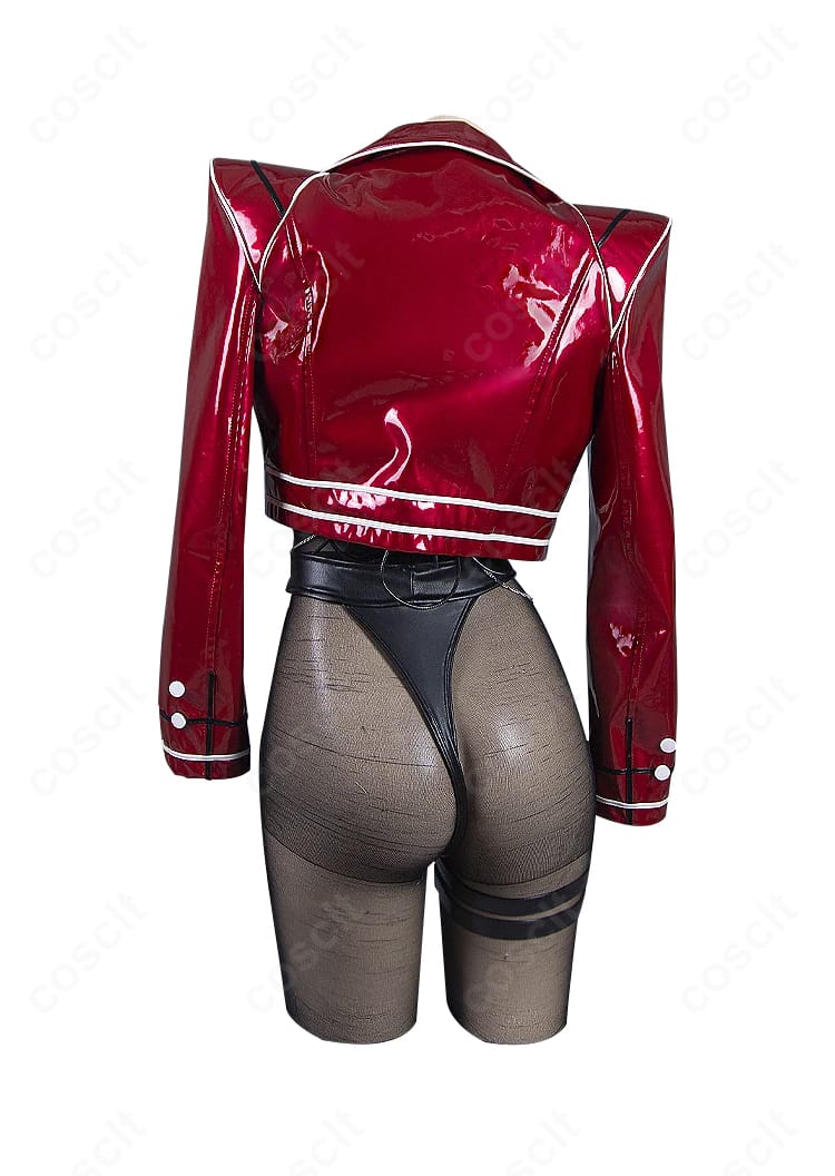 ボリューム コスプレ衣装の背面。背面ファスナーとコートの裾ライン、ヒップ周りのフィット感を確認できる。