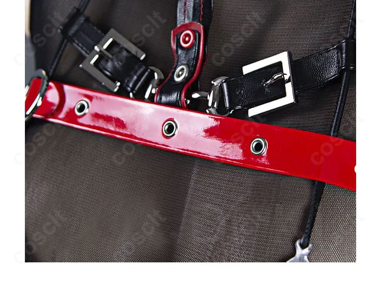 装飾ベルトのディテール。金具の質感とベルト幅、固定位置の再現度を分かりやすく示す。