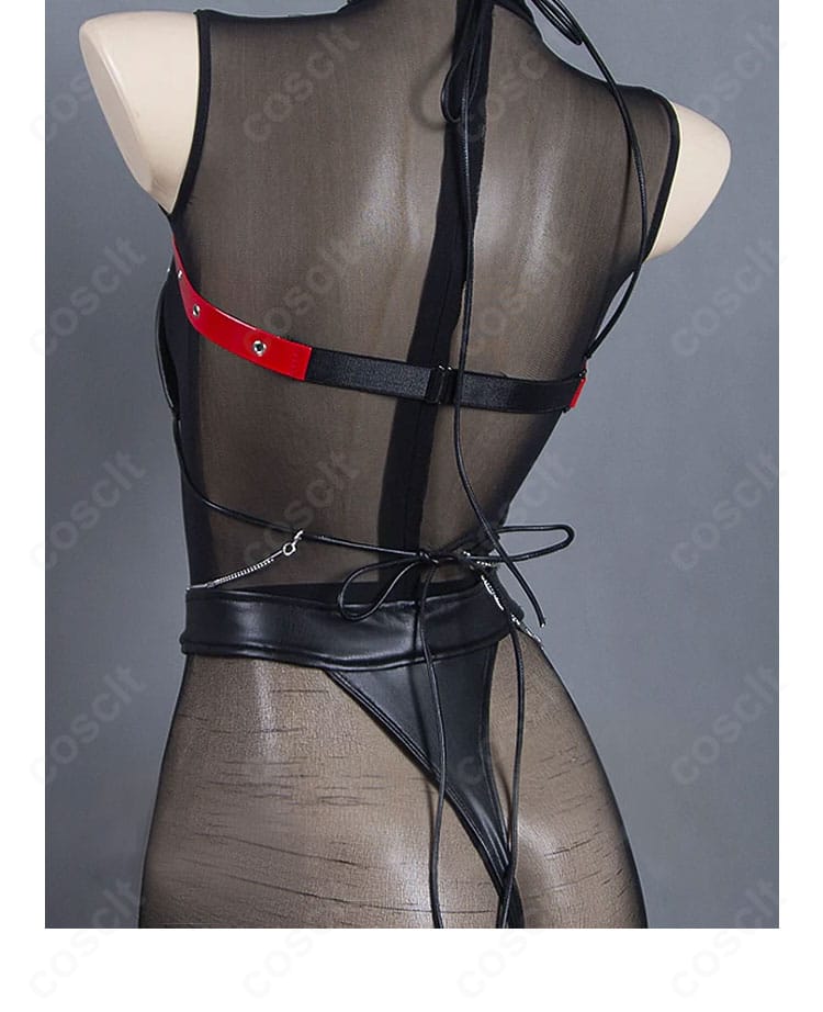 背面装飾の詳細。コート背面の切り替えラインと装飾配置、ドレープ感を確認可能。