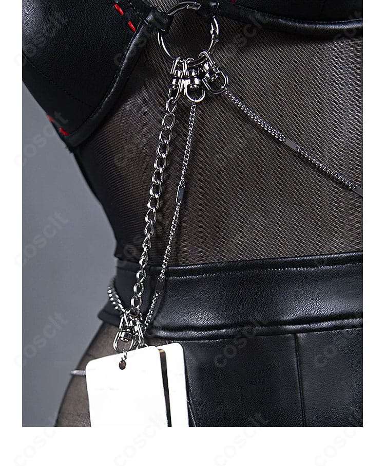 腰部チェーン装飾の拡大。軽量金具の光沢と取り付けリングの配置を詳細に解説。