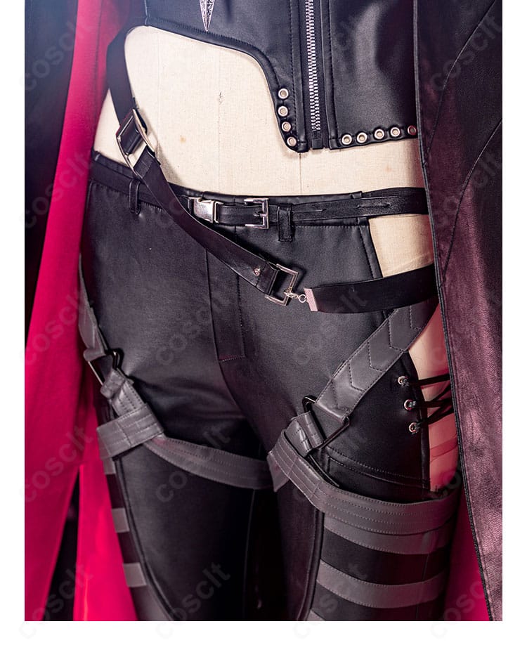 皮ベルト装飾の近景。金具の質感と細かなステッチの仕上げを示す。