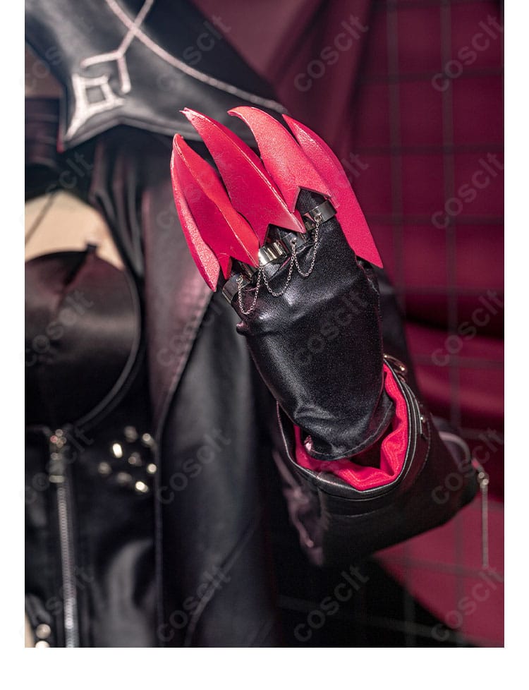 手袋と爪飾りのディテール。指先のアクセとフィット感が分かる画像。