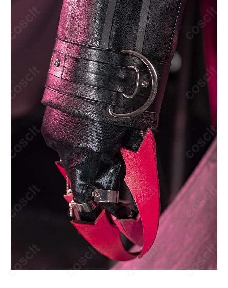 袖口装飾のクローズアップ。カフ周りの意匠とステッチワークを確認。