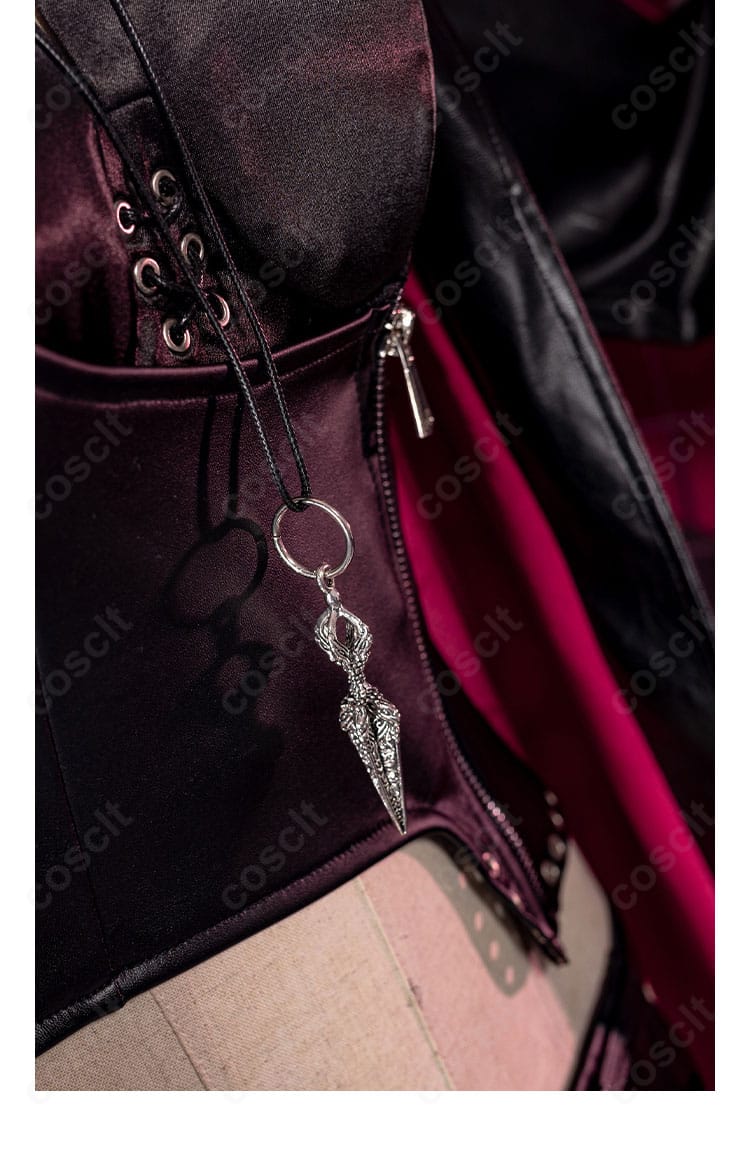 ゾーヤの吊り飾りアクセサリー接写。揺れ感の美しいポイントパーツを強調。