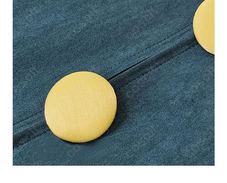 ギーマ コスプレ衣装の門襟ボタン。落ち着いた艶のボタンと端正なステッチ。