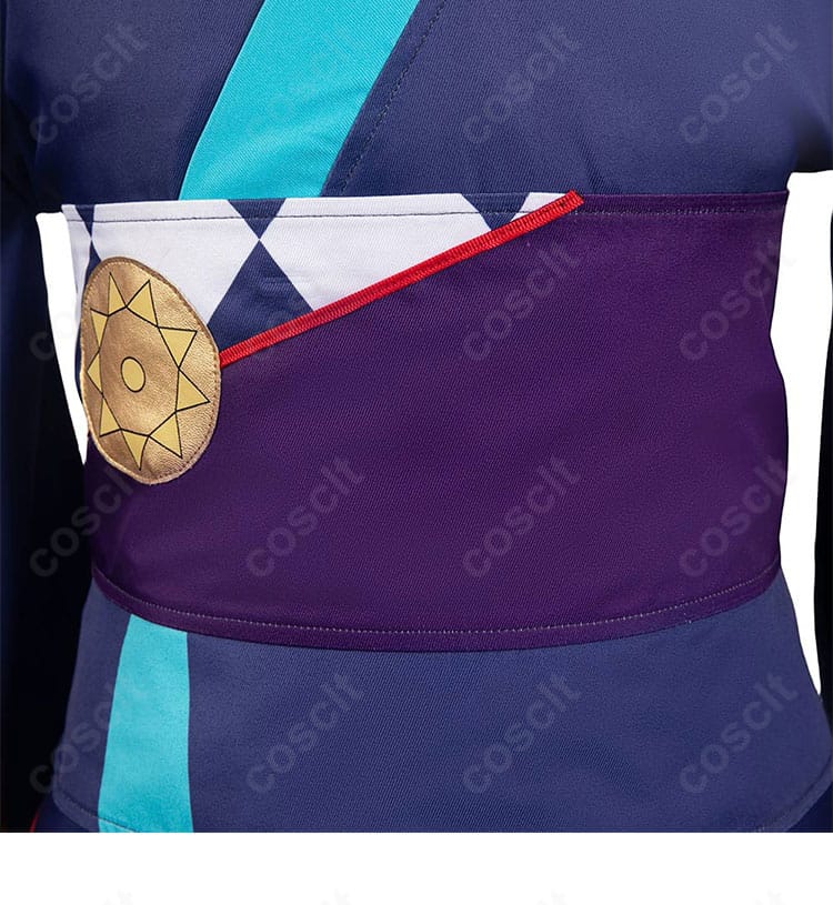 腰回り装飾のクローズアップ。帯とアクセサリー、固定パーツの意匠を詳細に確認できる写真。