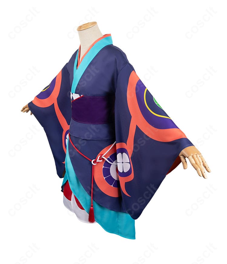 左側面からのディテール画像。背部へ流れるラインや袖の落ち感、頭巾の見え方をチェックできます。