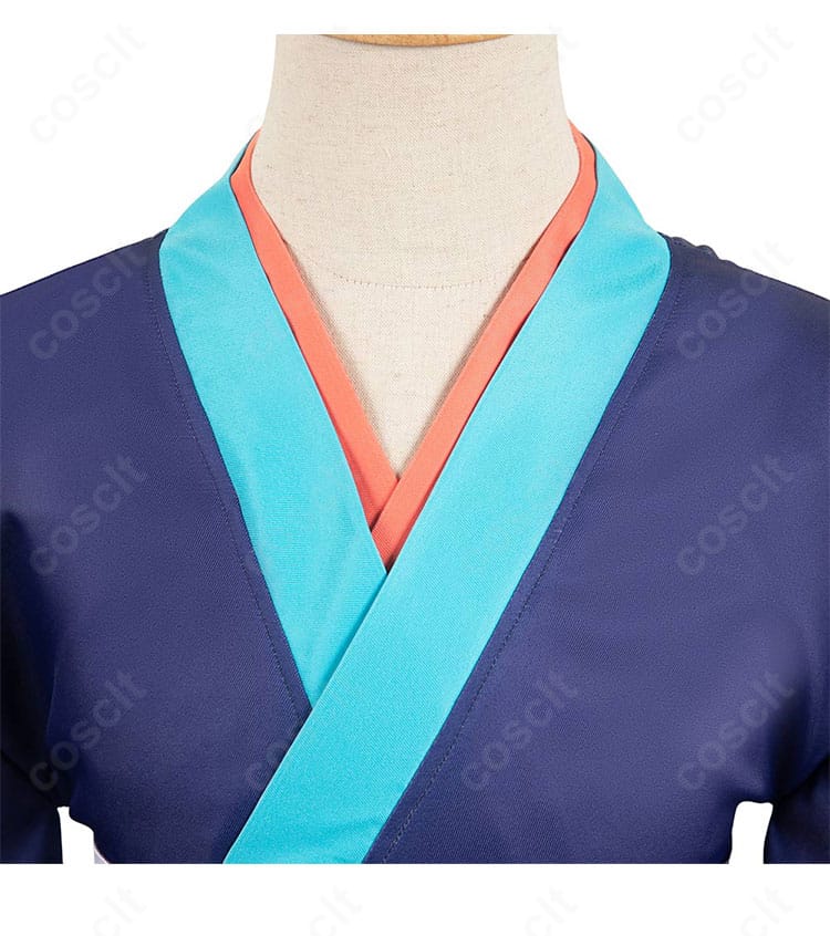 襟元ディテールのクローズアップ。刺繍表現と配色、縫製ラインが分かるアップ画像。