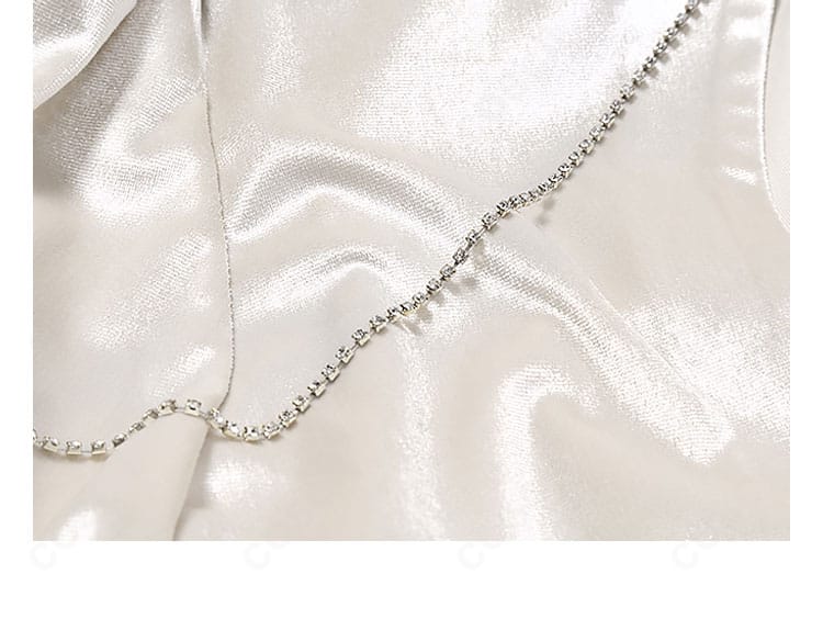ALIEN STAGE ルカ衣装のチェーン装飾詳細。光沢のあるチェーンがアクセントとして映える近接ショット