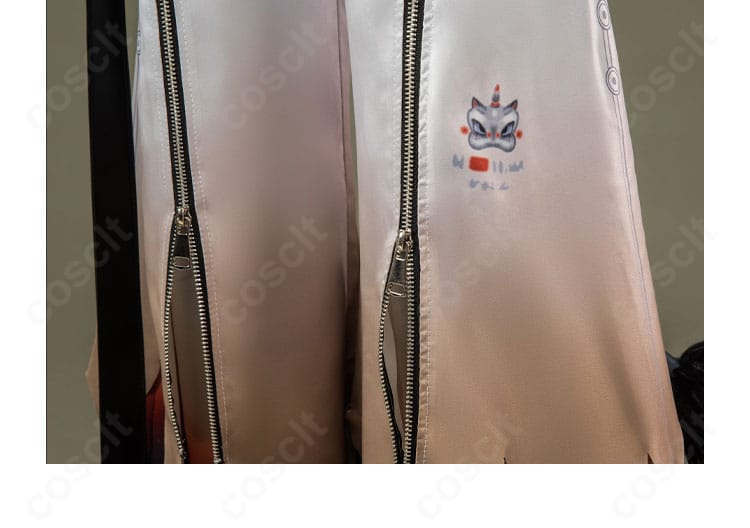 パンツのレッグ装飾近接。立体パーツとステッチでデザイン性を強調した仕上がり。