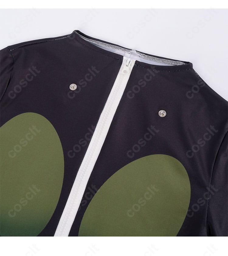 戦闘スーツの襟周りクローズアップ。エッジの効いた形状で防衛隊らしい精悍さを表現。