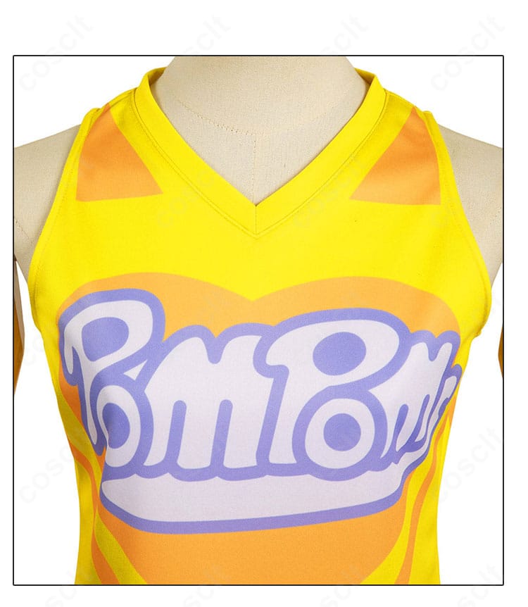 美空かなた チア衣装の上衣装飾アップ。刺繍とパイピング、配色ラインの精密さが分かる胸元ディテール。