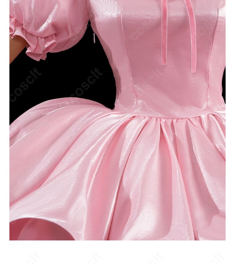 スカート裾の装飾ディテール。フレア感と縁取りでステージ映えするデザイン