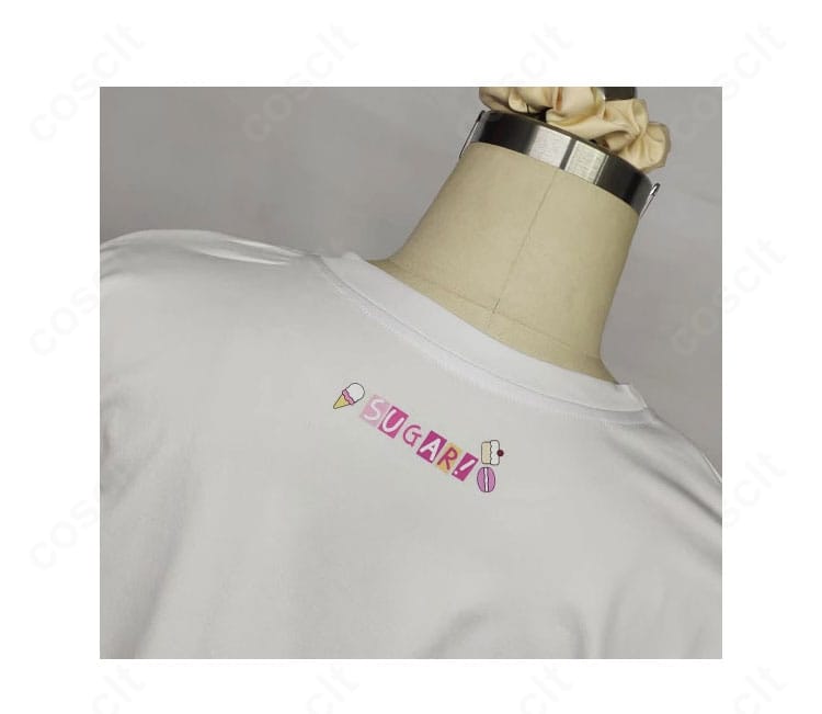 インナー半袖トップスの襟元アップ。整った縫製と配色の切り替えでキャラクターの雰囲気を再現。